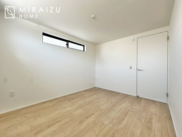 【子供部屋】 | 床のフローリングもオシャレな洋室が嬉しいです。独立性のある住宅ですので、各居室それぞれ、テイストの違うお部屋インテリア造りをしても面白いかもしれませんね！