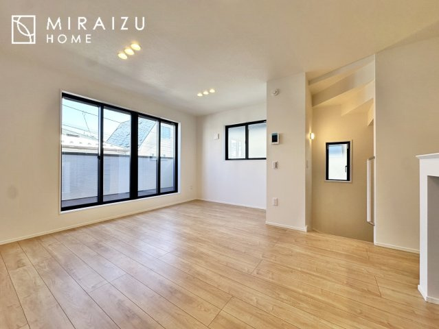 【居間・リビング】 | 陽当たりが心地の良いリビング空間です。日中はカーテンを開けて自然な光を取り込みリラックスして過ごしたいですね、照明器具もセンスの良いものを使いたいですね。
