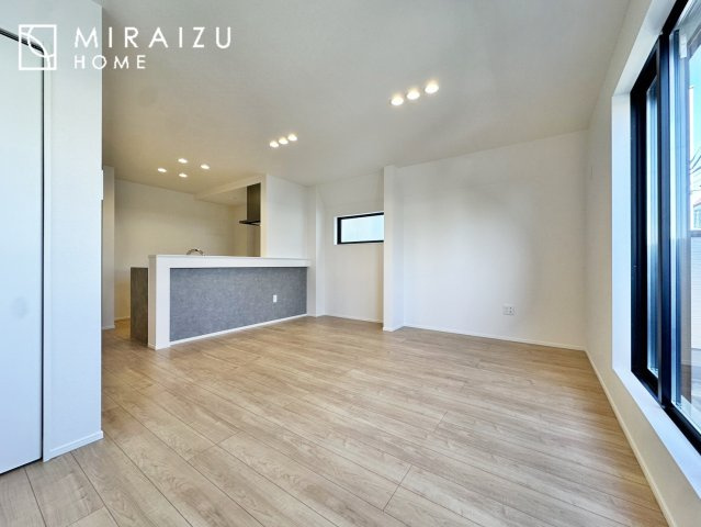 【居間・リビング】 | 大きな窓が特徴の南向きリビングでは、太陽光も沢山取り込むことが出来てお家の中にいても日光浴が可能ですね、開放的な空間です。インテリア選びも楽しそう、ご家族様で相談しながらインテリア配置も楽しみたいです