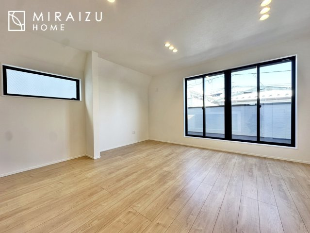 【居間・リビング】 | 明るい光が取り入れられる空間設計のリビングです。インテリア配置もしやすい間取りです。壁や床の色と合わせて落ち着いたインテリアも選びたいですね♪グリーンを飾っても素敵だと思います。
