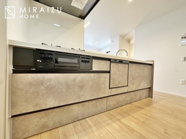 【キッチン】 | 洗練されたキッチンでは毎日の家事を少しでも楽に快適に工夫したいですね、大きいシンクではお皿洗いもストレスフリー、3口コンロでは要領よくお料理も可能です。レンジフードもお掃除がしやすい設計が嬉しい。
