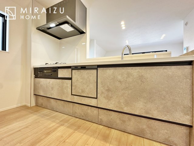 【キッチン】 | スッキリとした形が上品な広々ワイドキッチンです。レンジフードもすっきりとした造りなので圧迫感もございません。窓もあり明るい空間の中で毎日お料理することが可能です。収納スペースも広いのが嬉しいですね。
