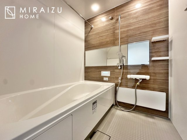 【浴室】 | 清潔感のあるホテルのような広い浴室が自慢です。疲れた日にはお湯をためてリラックスタイムを楽しみたいですね、今はスマホも防水の時代です、半身浴をしながら動画視聴、漫画視聴、楽しく過ごしたいですね^^
