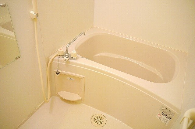 レオパレスＬａ　Ｖｉｓｔａ２の浴室|落ち着いた空間のお風呂です