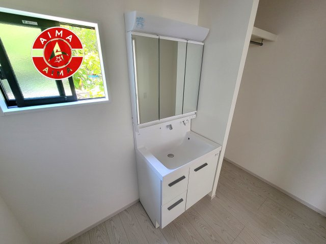 福岡市南区老司1丁目第8-3棟（1号棟）の独立洗面台|毎日使うものだから清潔な空間を保ちたい水回り。洗面にはそんな願いを解消させてくれる収納アイデアが満載です。三面鏡の裏側にはキャビネットが現れ小物から背の高い物まで収納できます。