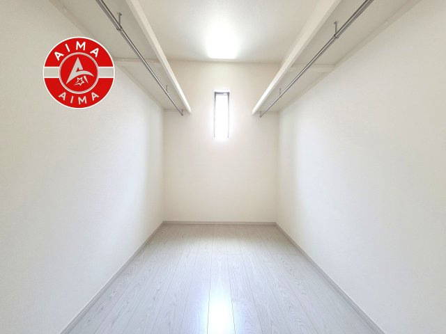 福岡市南区老司1丁目第8-3棟（1号棟）の収納|洋服や大きな荷物が多い方や人数の多いご家族などは、一般的なクローゼットよりもウォークインクローゼットのほうが使い勝手が良いです。