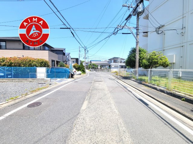 福岡市南区老司1丁目第8-3棟（1号棟）の前面道路含む現地写真|前面道路は閑静な住宅地をはしる車通りの少ない道路。お車の出し入れが苦手なママや小さなお子様にも安心ですね。しっかり舗装もされているので、ベビーカーや自転車で通っても快適に通行できます。