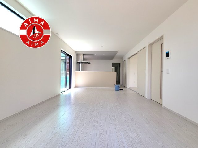 福岡市南区老司1丁目第8-3棟（1号棟）の居間・リビング|ご家族を近くに感じられる対面キッチンのLDK。会話もはずみそうですね。