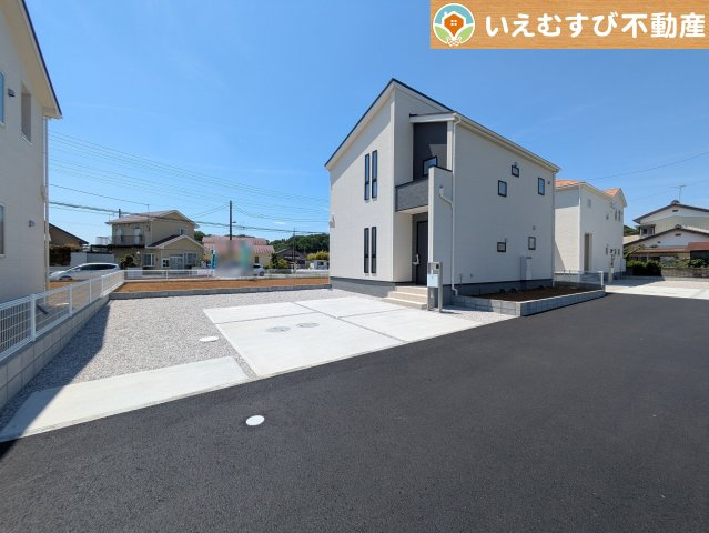 Livele Garden.S　熊谷中恩田の駐車場|並列3台駐車可能なゆとりのカースペース
複数台車をお持ちでも、お友達が遊びに来てもゆとりの駐車スペース！