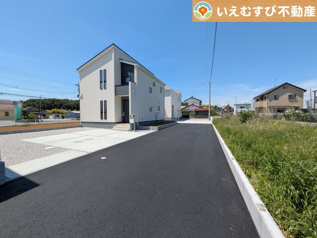 Livele Garden.S　熊谷中恩田の前面道路含む現地写真|整備されたばかりの綺麗な道路
ゆとりの広さの道路に面していて間口も広いのでお車の駐車も楽々！