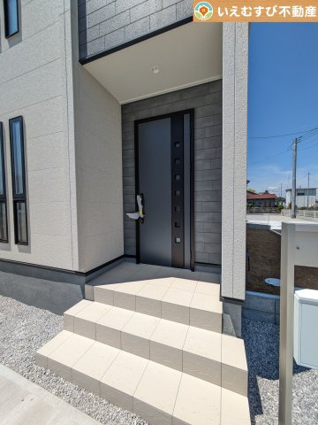 Livele Garden.S　熊谷中恩田のエントランス|落ち着いた色づかいのエントランス
駐車場からアクセスの良いエントランス。雨の日や荷物が多くても安心の動線♪