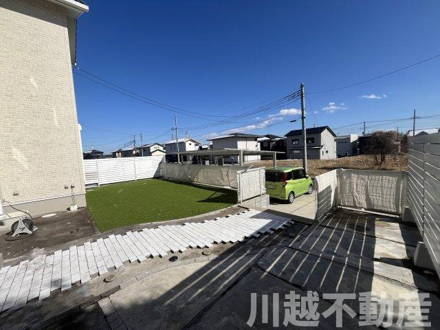 並列４台駐車が魅力の洋館風個性派戸建の庭|道路から見ると１ｍ以上高い場所にある専用庭、優越感に浸れますね。