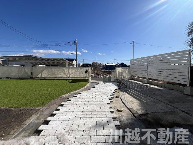 並列４台駐車が魅力の洋館風個性派戸建のエントランス|日常を忘れてしまうような玄関までのアプローチ