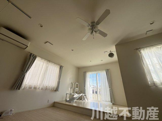 並列４台駐車が魅力の洋館風個性派戸建の居間・リビング|21帖超えのLDK、スキップアップフロアが生活に変化を与えてくれます。