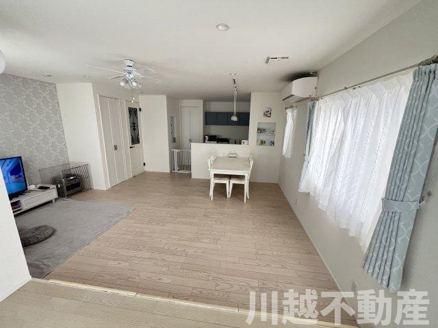 並列４台駐車が魅力の洋館風個性派戸建の居間・リビング|リビング・ダイニング・キッチンが一直線に並ぶレイアウト、家族が感じ取れる空間。