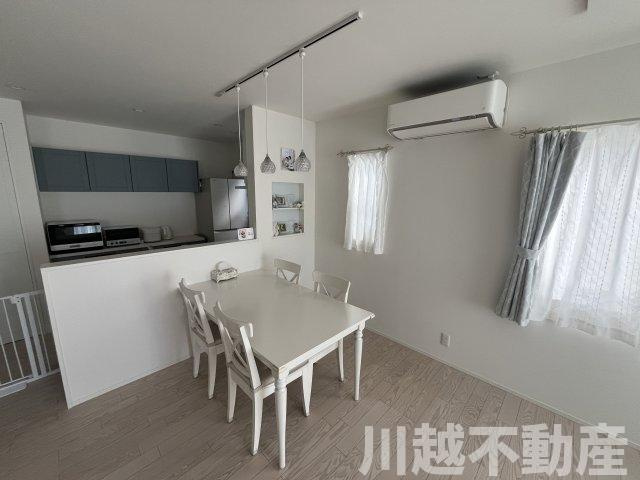 並列４台駐車が魅力の洋館風個性派戸建のキッチン|対面式のキッチンなのでダイニングとの相性もばっちり。