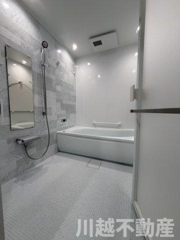 並列４台駐車が魅力の洋館風個性派戸建の浴室|ホテルライクな広々なお風呂。日々の疲れも吹き飛びます。