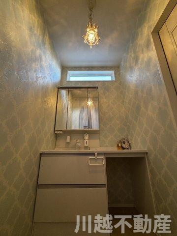 並列４台駐車が魅力の洋館風個性派戸建の洗面所|脱衣・洗濯スペースとは別に用意された洗面スペース