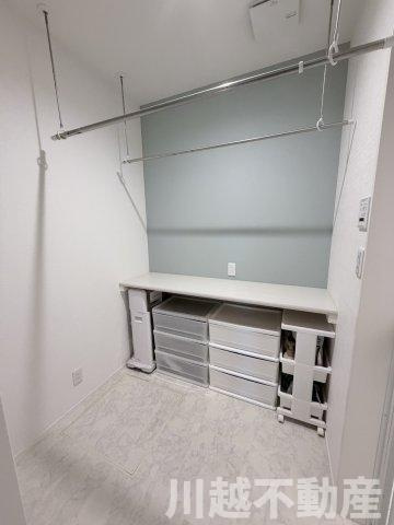 並列４台駐車が魅力の洋館風個性派戸建の脱衣所|パウダールームと称しても恥ずかしくない、清潔感のある脱衣・洗濯空間