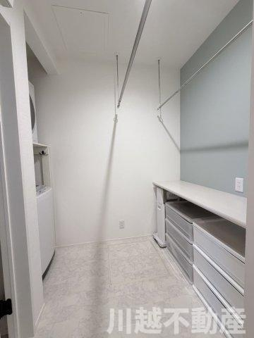 並列４台駐車が魅力の洋館風個性派戸建の脱衣所|雨の日でも安心して洗濯ができ、室内で干せる環境が用意されています