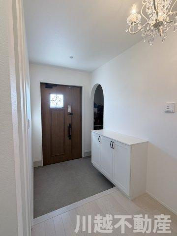 並列４台駐車が魅力の洋館風個性派戸建の玄関|家族やお客様を最初に迎え入れる玄関はこちら