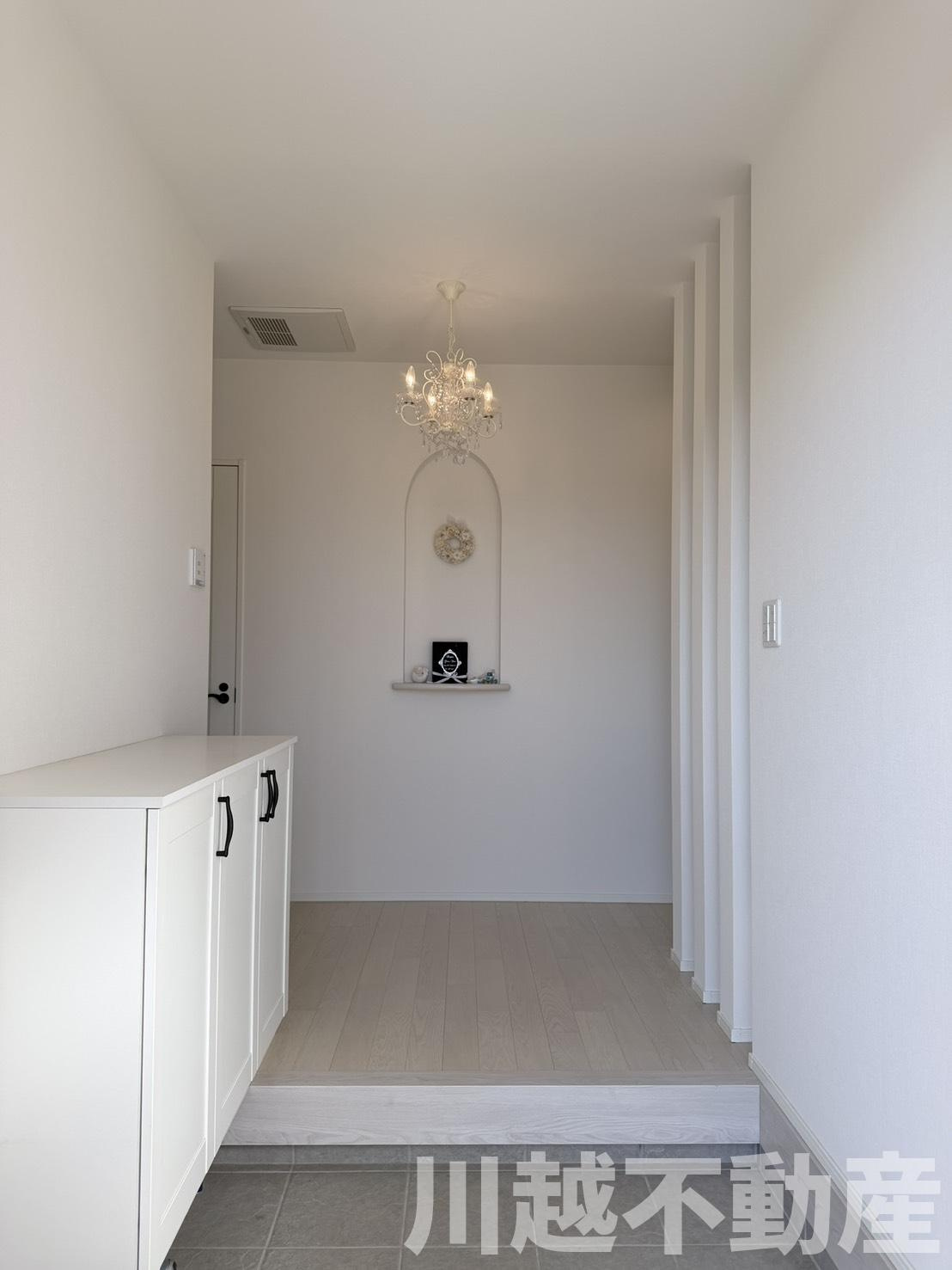 並列４台駐車が魅力の洋館風個性派戸建の玄関|「ただいまーー」玄関ドアを開けた際の光景