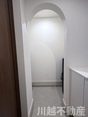 並列４台駐車が魅力の洋館風個性派戸建の収納|玄関の左脇のお洒落な入口の先には土間収納が広がります