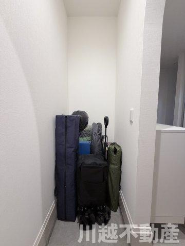 並列４台駐車が魅力の洋館風個性派戸建の収納|玄関脇土間収納