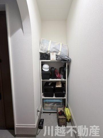 並列４台駐車が魅力の洋館風個性派戸建の収納|玄関脇土間収納