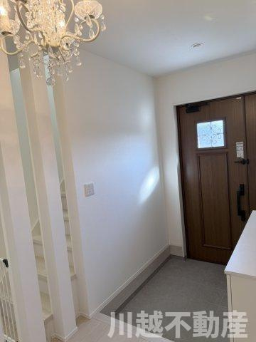 並列４台駐車が魅力の洋館風個性派戸建の玄関|パウダールーム側から見た玄関はこちら