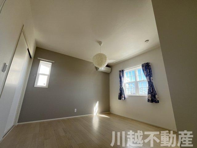 並列４台駐車が魅力の洋館風個性派戸建の寝室|2階の8.5帖の洋室は寝室利用にピッタリです