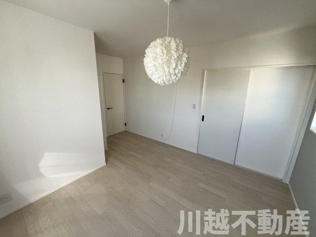 並列４台駐車が魅力の洋館風個性派戸建の寝室|2階の8.5帖の洋室は寝室利用にピッタリです