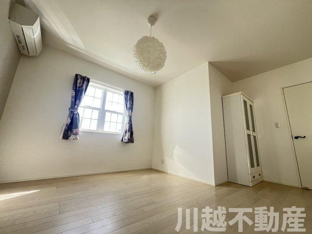 並列４台駐車が魅力の洋館風個性派戸建の寝室|2階の8.5帖の洋室は寝室利用にピッタリです