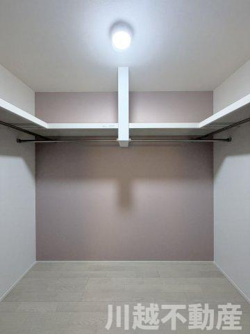 並列４台駐車が魅力の洋館風個性派戸建の収納|2階8.5帖洋室に併設された大型のウィークインクローゼット