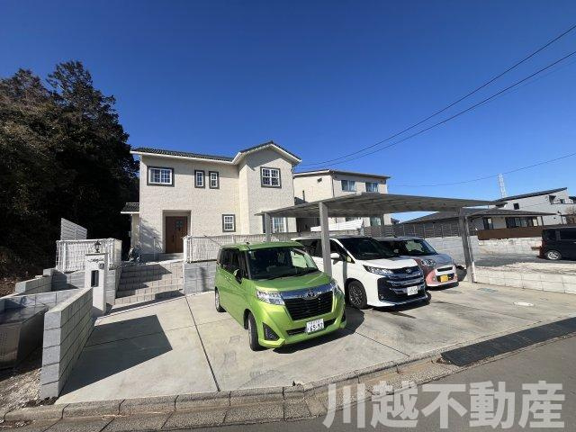 並列４台駐車が魅力の洋館風個性派戸建の駐車場|日当たりの良さを確保できる、南面の駐車スペース、最大４台を並列で駐車が可能です。