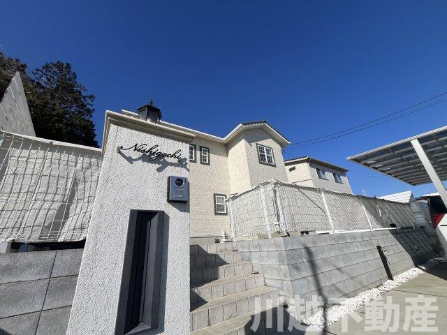 並列４台駐車が魅力の洋館風個性派戸建の外観|道路から6段の階段を昇った先にある住まい