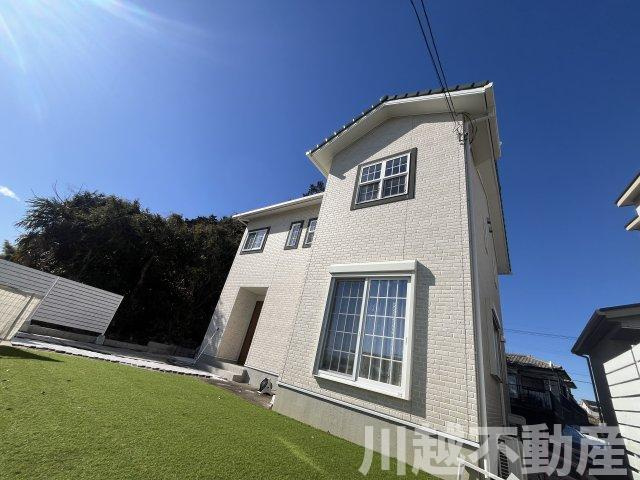 並列４台駐車が魅力の洋館風個性派戸建の外観|南側の駐車スペースの奥に広がる、緑が眩しい広々な専用庭