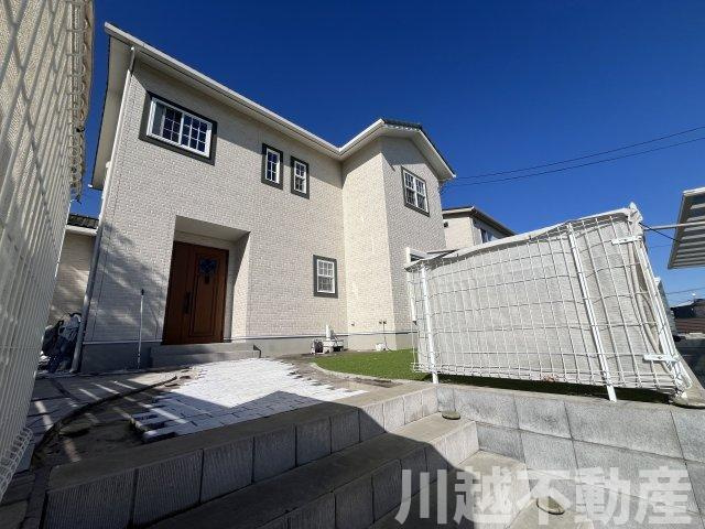 並列４台駐車が魅力の洋館風個性派戸建の外観|帰宅が待ち遠しくなるアプローチ。毎日、この佇まいを見ることができます。