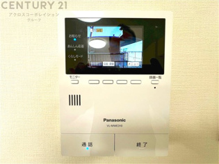 訪問者が来たときにテレビ画面で確認できるため、安心してドアを開けられます。録画機能があるものもあり、留守中に来訪者を記録しておくことができます。利便性が高く、セキュリティ面でも安心です。