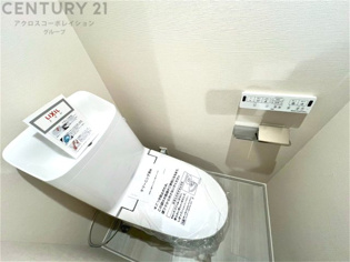 温水洗浄便座付トイレは温水洗浄機能により、暖かい水でおしりを洗浄することができ、冷たい水を使う従来の便座に比べ、温水洗浄機能で暖かいトイレを提供し、快適な使用を可能にします。