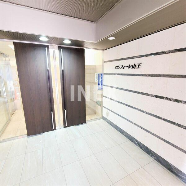 横浜市南区山王町４丁目の賃貸マンションのエントランス