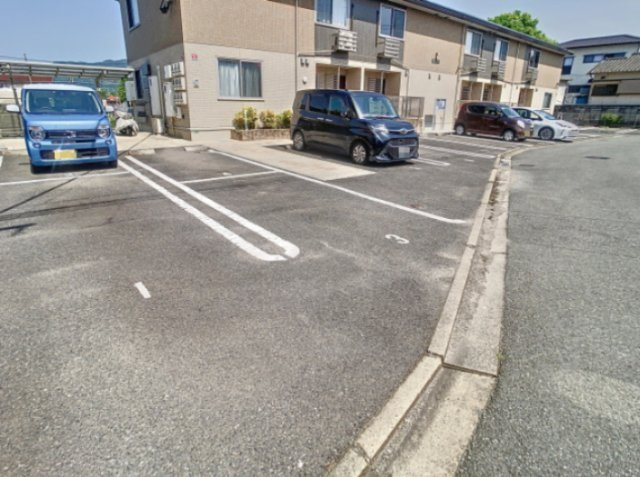 トレス楠橋西館の駐車場