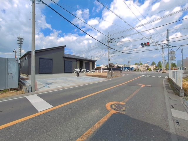 春日部市谷原新田　新築一戸建ての前面道路含む現地写真
