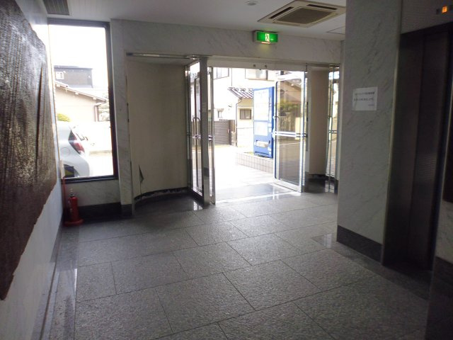 サンビルダー朝霧のエントランス