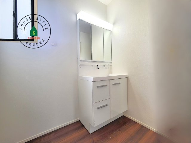 福岡市南区老司1丁目第8-3棟（3号棟）の内観：施工例|毎日使うものだから清潔な空間を保ちたい水回り。洗面にはそんな願いを解消させてくれる収納アイデアが満載です。三面鏡の裏側にはキャビネットが現れ小物から背の高い物まで収納できます。