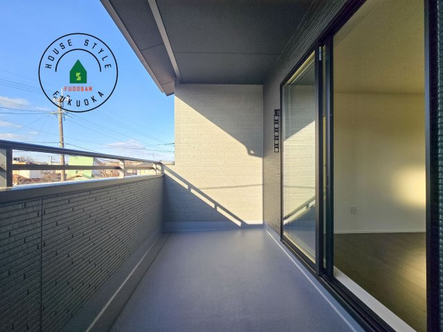 福岡市南区老司1丁目第8-3棟（3号棟）の外観：施工例|風をしっかりと感じられるバルコニーでは、毎日が洗濯日和です。広々としているので洗濯も楽しくなるでしょうし、気分転換にバルコニーからの眺めを楽しむのもいいでしょう。