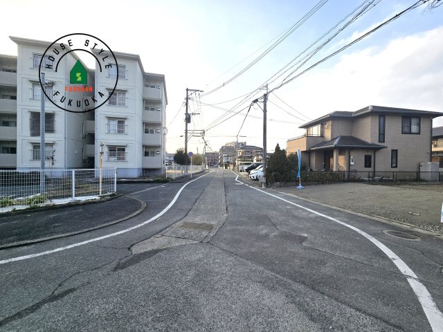 福岡市南区老司1丁目第8-3棟（3号棟）の前面道路含む現地写真|前面道路は閑静な住宅地をはしる車通りの少ない道路。お車の出し入れが苦手なママや小さなお子様にも安心ですね。しっかり舗装もされているので、ベビーカーや自転車で通っても快適に通行できます。