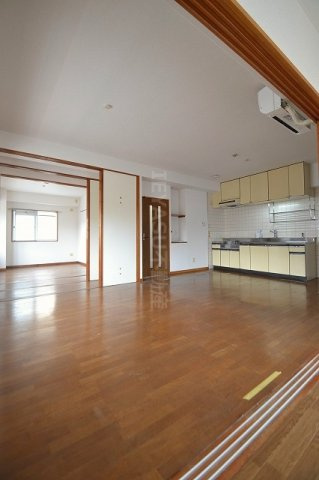 広島市西区東観音町の賃貸マンションの居間・リビング