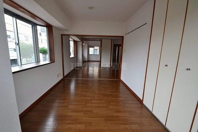広島市西区東観音町の賃貸マンションの居間・リビング