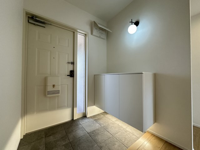 研究学園6団地・530号棟の玄関